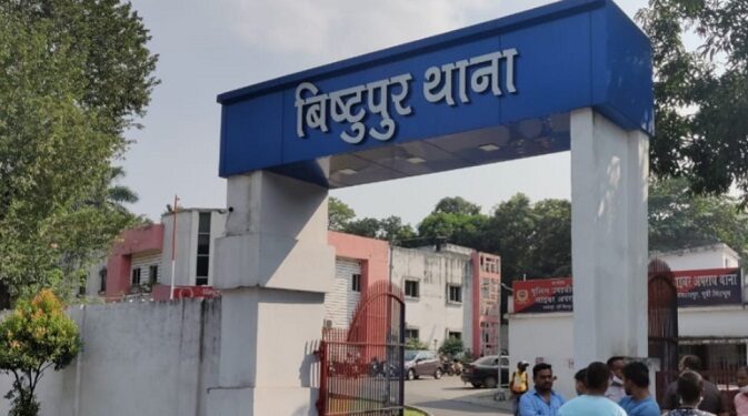 Jamshedpur theft : बिष्टुपुर में पूरा परिवार गया था बेंगलुरु, चोरों ने 88 लाख के जेवरात उड़ाये Jamshedpur theft : बिष्टुपुर में पूरा परिवार गया था बेंगलुरु, चोरों ने 88 लाख के जेवरात उड़ाये