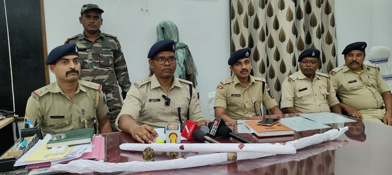 West singhbhum police action – झींकपानी में पुरानी रंजिश में तीर-धनुष से हमला करने वाला मुख्य आरोपी गिरफ्तार, भेजा गया जेल West singhbhum police action – झींकपानी में पुरानी रंजिश में तीर-धनुष से हमला करने वाला मुख्य आरोपी गिरफ्तार, भेजा गया जेल