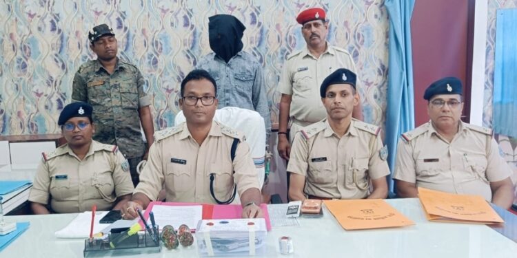 Jamshedpur border area police action : कपाली लूटकांड में हिस्ट्रीशीटर गिरफ्तार, लोडेड पिस्टल व जिंदा गोली बरामद, सात साल पहले हुई हत्याकांड में भी था शामिल Jamshedpur border area police action : कपाली लूटकांड में हिस्ट्रीशीटर गिरफ्तार, लोडेड पिस्टल व जिंदा गोली बरामद, सात साल पहले हुई हत्याकांड में भी था शामिल