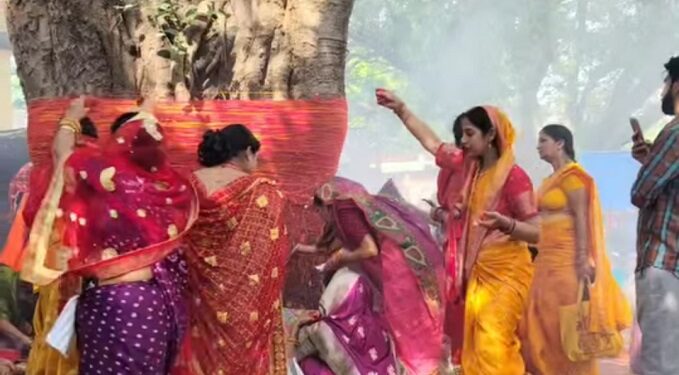 Deoghar vat savitri vrat – देवघर : पति की लंबी आयु के लिए सुहागिनों ने की वट सावित्री पूजा