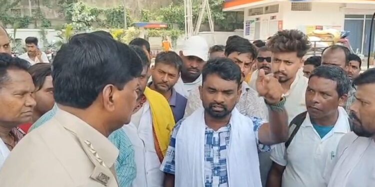Jamshedpur traffic police : टाटानगर में ट्रैफिक चेकिंग के दौरान जनगणना कार्य में जा रहे बुजुर्ग शिक्षक और युवक को रोककर मांगे गये 10 हजार रुपये, विधायक का फोन पकड़ने से भी पुलिसवालों ने किया मना तो खुद विधायक पहुंचे, फिर हो गया हंगामा, डीएसपी ने दिये जांच के आदेश, देखिये – video Jamshedpur traffic police : टाटानगर में ट्रैफिक चेकिंग के दौरान जनगणना कार्य में जा रहे बुजुर्ग शिक्षक और युवक को रोककर मांगे गये 10 हजार रुपये, विधायक का फोन पकड़ने से भी पुलिसवालों ने किया मना तो खुद विधायक पहुंचे, फिर हो गया हंगामा, डीएसपी ने दिये जांच के आदेश, देखिये – video