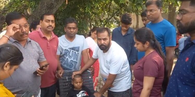 Jamshedpur incident – कदमा में विकलांग बच्चे को सड़क किनारे छोड़कर मां हुई फरार, पुलिस के संरक्षण में बच्चा, देखिए – video