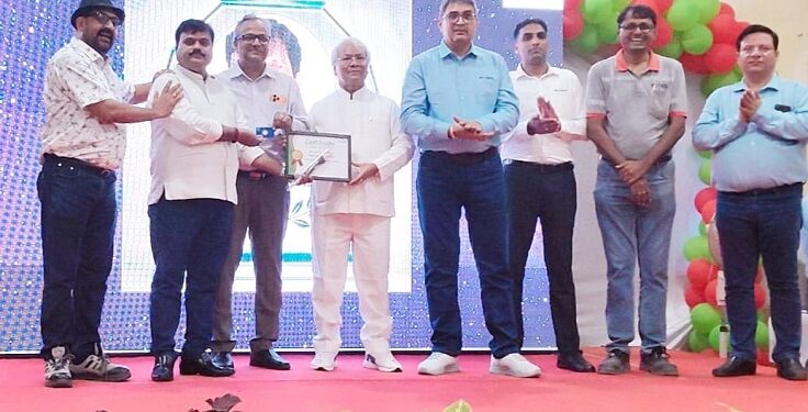 nuvoco vistas corp cement : नुवोको विस्टास कॉर्प लिमिटेड जोजोबेड़ा सीमेंट प्लांट में लांग सर्विस अवार्ड से कर्मचारी हुए सम्मानित, यूनियन नेता संजीव श्रीवास्तव को भी 35 वर्ष की सेवा के लिए किया गया सम्मानित