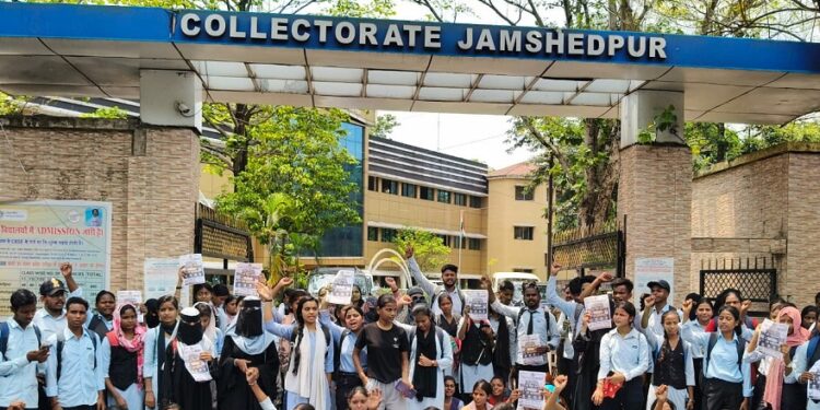 Jamshedpur students protest : जमशेदपुर वर्कर्स कॉलेज में साइंस व आर्ट्स की पढ़ाई बंद करने के विरोध में छात्रों ने डीसी कार्यालय पर किया प्रदर्शन, फैसला वापस लेने की मांग, देखिए – video