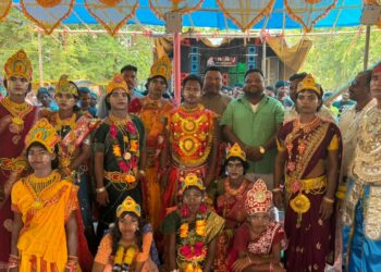 west-singhbhum ckp- मासंत पर्व पर चक्रधरपुर के चार गांवों में हुआ छऊ नृत्य का आयोजन, नगर परिषद अध्यक्ष ने छऊ कलाकारों का बढ़ाया हौसला west-singhbhum ckp- मासंत पर्व पर चक्रधरपुर के चार गांवों में हुआ छऊ नृत्य का आयोजन, नगर परिषद अध्यक्ष ने छऊ कलाकारों का बढ़ाया हौसला