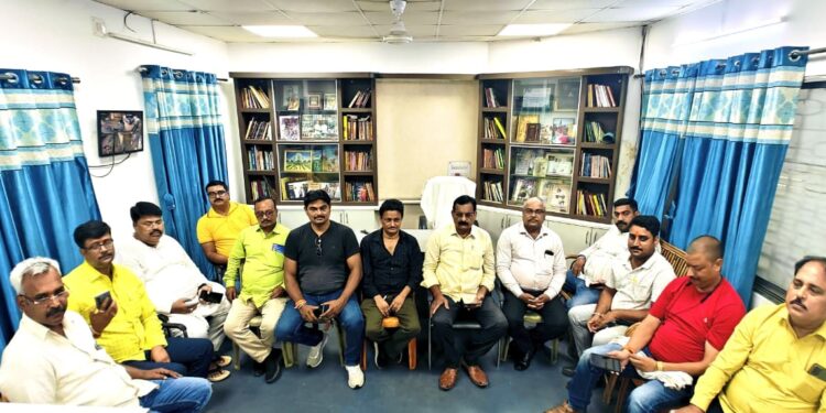 jamshedpur jansuvidha pratinidhi meeting- विधायक सरयू राय के कार्यालय में कार्यकर्ताओं की बैठक में जेएनएसी के उदासीन रवैया पर जतायी नाराजगी, शुक्रवार को डीसी से मिलेगा प्रतिनिधिमंडल, समाधान के लिए करेगा आग्रह