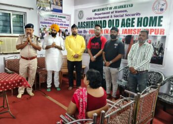jamshedpur sikh samaj : गुरु अर्जन देव जी के शहादत दिवस पर हिंद एकता सामाजिक संस्था ने वृद्ध आश्रम में बांटे फल, बुजुर्गों के बीच बांटी खुशियां jamshedpur sikh samaj : गुरु अर्जन देव जी के शहादत दिवस पर हिंद एकता सामाजिक संस्था ने वृद्ध आश्रम में बांटे फल, बुजुर्गों के बीच बांटी खुशियां