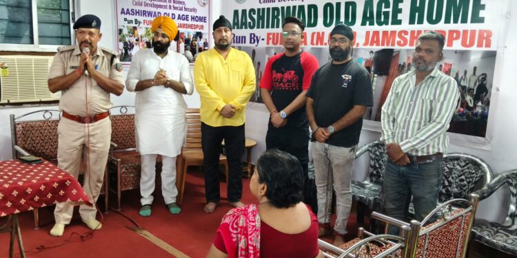 jamshedpur sikh samaj : गुरु अर्जन देव जी के शहादत दिवस पर हिंद एकता सामाजिक संस्था ने वृद्ध आश्रम में बांटे फल, बुजुर्गों के बीच बांटी खुशियां