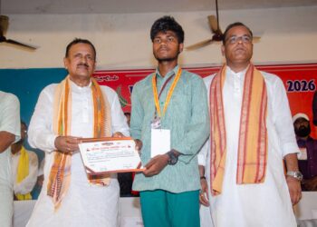 jamshedpur chakuliya student falicitation : चाकुलिया में किया गया प्रतिभा का सम्मान, डॉ दिनेशानंद गोस्वामी के नेतृत्व में शिक्षा को मजबूत बनाने का लिया संकल्प, झाड़ग्राम के विधायक ने दिखायी बच्चों को राह