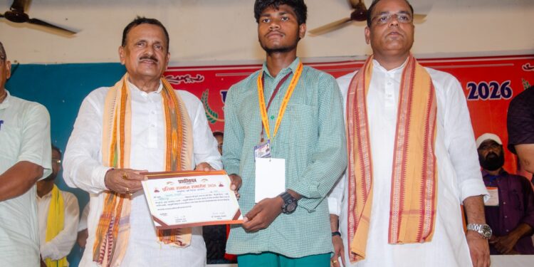 jamshedpur chakuliya student falicitation : चाकुलिया में किया गया प्रतिभा का सम्मान, डॉ दिनेशानंद गोस्वामी के नेतृत्व में शिक्षा को मजबूत बनाने का लिया संकल्प, झाड़ग्राम के विधायक ने दिखायी बच्चों को राह