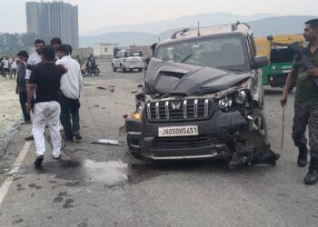Jamshedpur accident-डोबो पार्किंग के समीप तेज रफ्तार स्कॉर्पियो दुर्घटनाग्रस्त, दो घायल,पुलिस मामले की जांच में जुटी, देखिए video