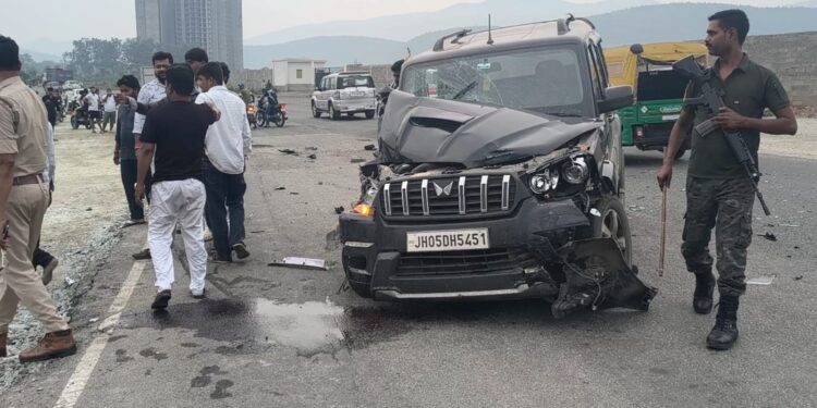 Jamshedpur accident-डोबो पार्किंग के समीप तेज रफ्तार स्कॉर्पियो दुर्घटनाग्रस्त, दो घायल,पुलिस मामले की जांच में जुटी, देखिए video