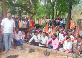 jamshedpur rural bjp Protest- विभिन्न मांगों को लेकर भाजपाइयों ने रैली निकाल कर चाकुलिया प्रखंड कार्यालय पर दिया धरना, बीडीओ को ज्ञापन सौंपा jamshedpur rural bjp Protest- विभिन्न मांगों को लेकर भाजपाइयों ने रैली निकाल कर चाकुलिया प्रखंड कार्यालय पर दिया धरना, बीडीओ को ज्ञापन सौंपा