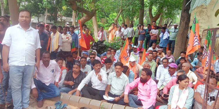 jamshedpur rural bjp Protest- विभिन्न मांगों को लेकर भाजपाइयों ने रैली निकाल कर चाकुलिया प्रखंड कार्यालय पर दिया धरना, बीडीओ को ज्ञापन सौंपा jamshedpur rural bjp Protest- विभिन्न मांगों को लेकर भाजपाइयों ने रैली निकाल कर चाकुलिया प्रखंड कार्यालय पर दिया धरना, बीडीओ को ज्ञापन सौंपा