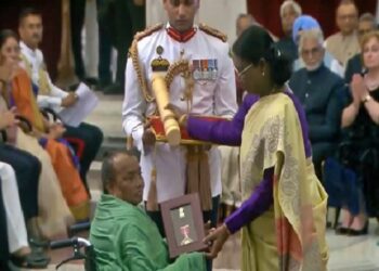 Shibu soren awarded padma bhushan : दिशोम गुरु शिबू सोरेन समेत 65 हस्तियों को पद्म पुरस्कार, राष्ट्रपति भवन में राष्ट्रपति द्रौपदी मुर्मू ने प्रदान किये पुरस्कार, पत्नी रूपी सोरेन ने ग्रहण किया मरणोपरांत मिला सम्मान Shibu soren awarded padma bhushan : दिशोम गुरु शिबू सोरेन समेत 65 हस्तियों को पद्म पुरस्कार, राष्ट्रपति भवन में राष्ट्रपति द्रौपदी मुर्मू ने प्रदान किये पुरस्कार, पत्नी रूपी सोरेन ने ग्रहण किया मरणोपरांत मिला सम्मान