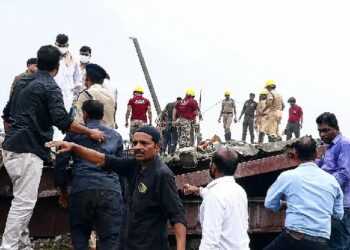 5 dead in godown collapse in Kolkata : कोलकाता के तारातला क्षेत्र में निर्माणाधीन गोदाम की छत गिरने से 5 की मौत, 13 लोग निकाले गए, अब भी दर्जनों के नीचे दबे होने की आशंका, प्रशासन, फायर ब्रिगेड एवं सेना के जवान राहत एवं बचाव में जुटे