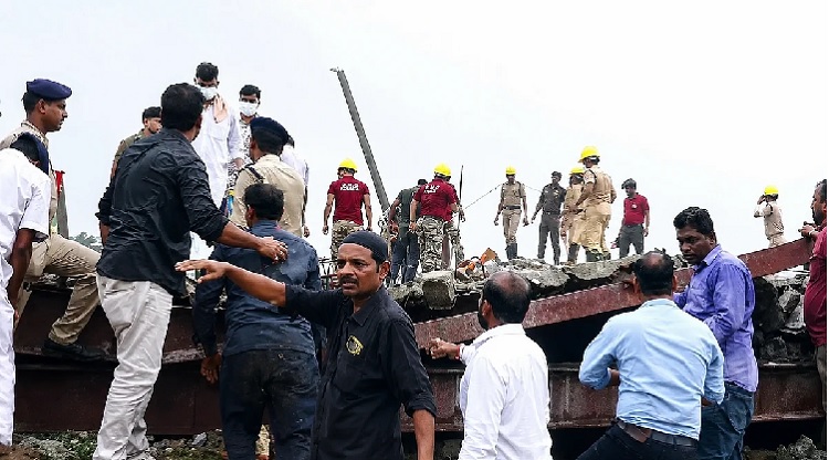 5 dead in godown collapse in Kolkata : कोलकाता के तारातला क्षेत्र में निर्माणाधीन गोदाम की छत गिरने से 5 की मौत, 13 लोग निकाले गए, अब भी दर्जनों के नीचे दबे होने की आशंका, प्रशासन, फायर ब्रिगेड एवं सेना के जवान राहत एवं बचाव में जुटे