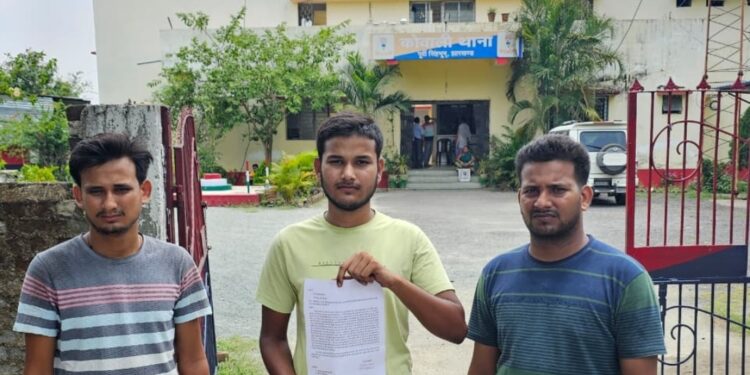 Jamshedpur rural crime : कोवाली थाना प्रभारी पर वृद्ध से मारपीट, झूठे केस में फंसाने और रिश्वत मांगने का आरोप, एसएसपी से शिकायत, देखिये – video Jamshedpur rural crime : कोवाली थाना प्रभारी पर वृद्ध से मारपीट, झूठे केस में फंसाने और रिश्वत मांगने का आरोप, एसएसपी से शिकायत, देखिये – video