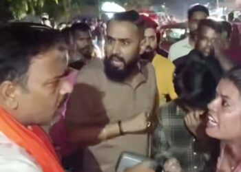 Jamshedpur fight : साकची जेल चौक पर गाड़ी खड़ी करने को लेकर दो पक्ष में मैपित, कई चोटिल Jamshedpur fight : साकची जेल चौक पर गाड़ी खड़ी करने को लेकर दो पक्ष में मैपित, कई चोटिल