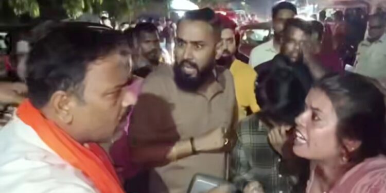 Jamshedpur fight : साकची जेल चौक पर गाड़ी खड़ी करने को लेकर दो पक्ष में मैपित, कई चोटिल Jamshedpur fight : साकची जेल चौक पर गाड़ी खड़ी करने को लेकर दो पक्ष में मैपित, कई चोटिल