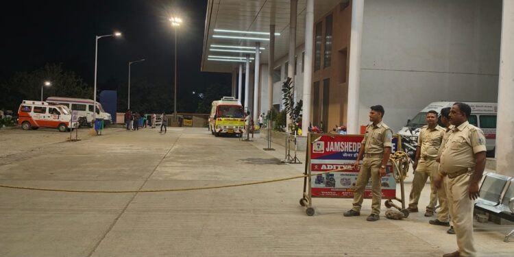 Jamshedpur mgm hospital : एमजीएम अस्पताल में पार्किंग व्यवस्था को लेकर पुलिस और गृह रक्षकों में विवाद, थानेदार के व्यवहार से होमगार्ड जवानों में गुस्सा, देखिये – video Jamshedpur mgm hospital : एमजीएम अस्पताल में पार्किंग व्यवस्था को लेकर पुलिस और गृह रक्षकों में विवाद, थानेदार के व्यवहार से होमगार्ड जवानों में गुस्सा, देखिये – video
