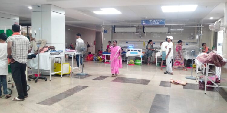 Jamshedpur mgm hospital : एमजीएम अस्पताल में एसी व्यवस्था ठप, उमस और गर्मी से मरीज बेहाल