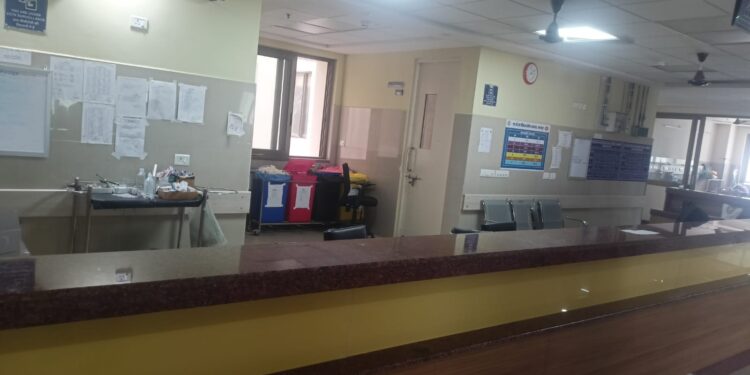 Jamshedpur mgm hospital : एमजीएम अस्पताल में छुट्टी के दिन स्वास्थ्य व्यवस्था पर सवाल, घंटों वार्ड से गायब रहे डॉक्टर और नर्स Jamshedpur mgm hospital : एमजीएम अस्पताल में छुट्टी के दिन स्वास्थ्य व्यवस्था पर सवाल, घंटों वार्ड से गायब रहे डॉक्टर और नर्स