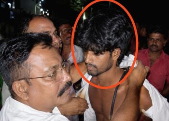 Jamshedpur crime : परसुडीह में महिला से पर्स छीनकर भाग रहा युवक धराया, भीड़ ने की पिटाई Jamshedpur crime : परसुडीह में महिला से पर्स छीनकर भाग रहा युवक धराया, भीड़ ने की पिटाई