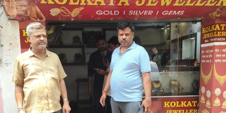 Jamshedpur mango police success : मानगो पुलिस ने आभूषण दुकान में हुई चोरी की घटना का किया खुलासा, खरीददार समेत 6 आरोपी गिरफ्तार Jamshedpur mango police success : मानगो पुलिस ने आभूषण दुकान में हुई चोरी की घटना का किया खुलासा, खरीददार समेत 6 आरोपी गिरफ्तार