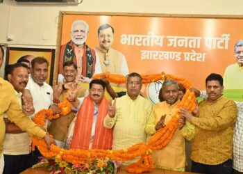 Jharkhand bjp : झारखंड में राज्यसभा चुनाव जीतने के बाद पार्टी के प्रदेश मुख्यालय पहुंचे परिमल नाथवानी, स्वागत, जताया पार्टी का आभार Jharkhand bjp : झारखंड में राज्यसभा चुनाव जीतने के बाद पार्टी के प्रदेश मुख्यालय पहुंचे परिमल नाथवानी, स्वागत, जताया पार्टी का आभार