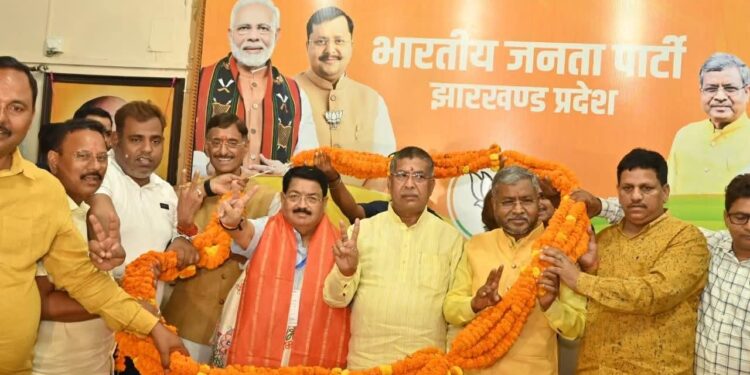 Jharkhand bjp : झारखंड में राज्यसभा चुनाव जीतने के बाद पार्टी के प्रदेश मुख्यालय पहुंचे परिमल नाथवानी, स्वागत, जताया पार्टी का आभार