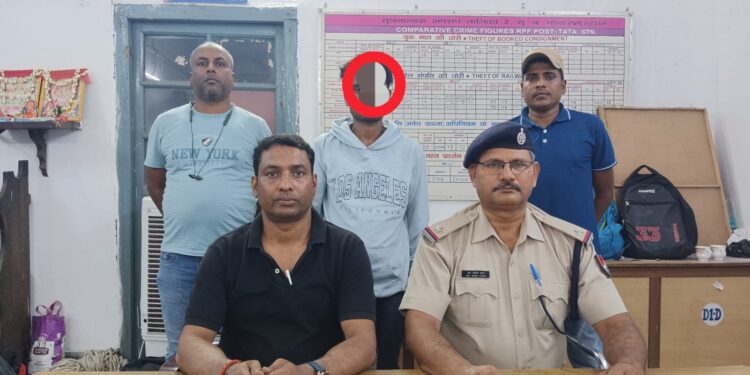 tatanagar rpf success : टाटानगर स्टेशन से मोबाइल चोरी करते बागबेड़ा का युवक पकड़ाया, यह है मामला
