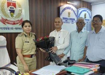 adityapur nagar parishad ex vice-chairman met sp-सरायकेला खरसावां जिले की एसपी निधि द्विवेदी से मिले पुरेंद्र, शिष्टाचार भेंट के दौरान विधि व्यवस्था को लेकर हुई चर्चा
