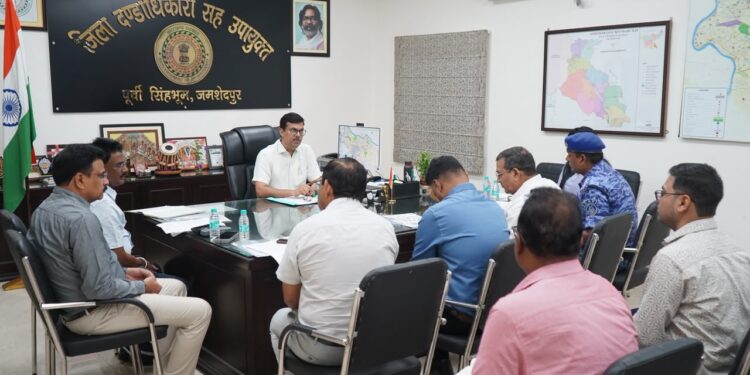 jamshedpur yog day : अंतरराष्ट्रीय योग दिवस के सफल आयोजन को लेकर उपायुक्त ने की समीक्षा बैठक, जिला से ग्राम स्तर तक व्यापक आयोजन सुनिश्चित करने के दिए निर्देश