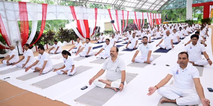 jharkhand ranchi international yoga day-अंतरराष्ट्रीय योग दिवस पर लोक भवन में सामूहिक योगाभ्यास कार्यक्रम आयोजित, 253 लोगों ने सामूहिक योगाभ्यास में लिया भाग