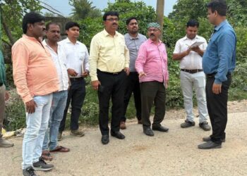 jamshedpur khasmahal-govindpur road issue- जुगसलाई विधायक के कड़े रूख के बाद विभाग के अधीक्षण अभियंता ने खासमहाल-गोविंदपुर सड़क का किया निरीक्षण, कहा-2-3 दिनों में शुरू होगा काम