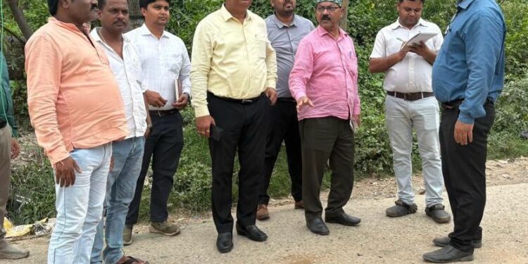 jamshedpur khasmahal-govindpur road issue- जुगसलाई विधायक के कड़े रूख के बाद विभाग के अधीक्षण अभियंता ने खासमहाल-गोविंदपुर सड़क का किया निरीक्षण, कहा-2-3 दिनों में शुरू होगा काम