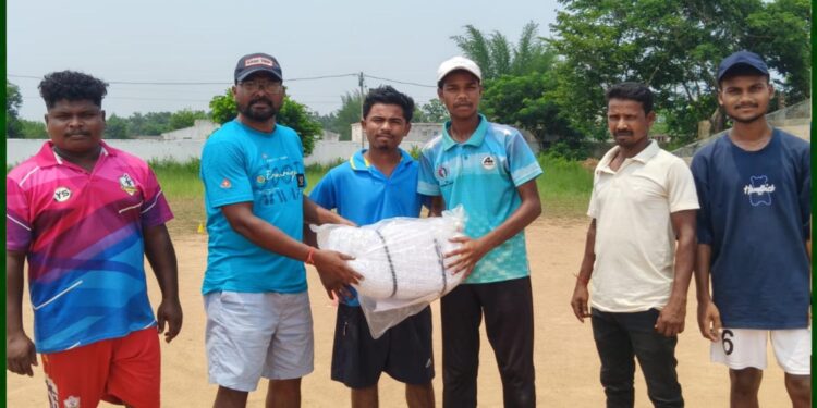 jamshedpur rural- घाटशिला विधायक ने क्रिकेट खिलाड़ियों को दिया प्रैक्टिस नेट, बेहतर तरीके से तैयारी कर सकेंगे खिलाड़ी jamshedpur rural- घाटशिला विधायक ने क्रिकेट खिलाड़ियों को दिया प्रैक्टिस नेट, बेहतर तरीके से तैयारी कर सकेंगे खिलाड़ी