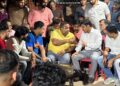 Jamshedpur dd bar murder case : बिष्टुपुर के डीडी बार के सामने हुई हत्या के दो दिनों के बाद पीड़ित परिवार से मिलने घर पहुंचे जमशेदपुर के एसएसपी पीयूष पांडेय, इस दौरान भारी पुलिस बल की थी तैनाती