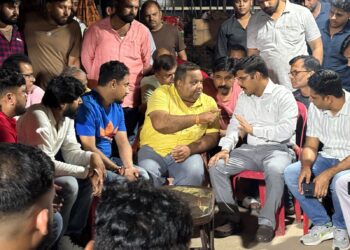 Jamshedpur dd bar murder case : बिष्टुपुर के डीडी बार के सामने हुई हत्या के दो दिनों के बाद पीड़ित परिवार से मिलने घर पहुंचे जमशेदपुर के एसएसपी पीयूष पांडेय, इस दौरान भारी पुलिस बल की थी तैनाती