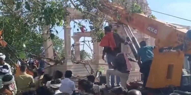 Maharashtra incident- महाराष्ट्र के परभणी हनुमान मंदिर में हादसा, मंदिर के बाहरी हॉल की छत गिरी, 6 लोगों की मौत, कई लोगों के दबने की आशंका