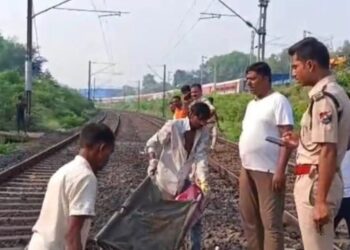 deoghar train accident- मधुपुर में विभूति एक्सप्रेस की चपेट में आने से युवक की मौत, ट्रैक पर मिला क्षत विक्षत शव, मामले की जांच में जुटी पुलिस