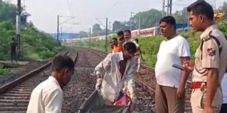 deoghar train accident- मधुपुर में विभूति एक्सप्रेस की चपेट में आने से युवक की मौत, ट्रैक पर मिला क्षत विक्षत शव, मामले की जांच में जुटी पुलिस