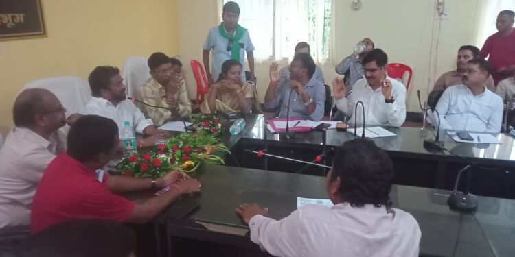 jamshedpur rural- चाकुलिया प्रखंड कार्यालय सभागार में विधायक, बिजली विभाग के जीएम और ग्रामीणों की हुई बैठक,पंचायतवार समस्या से अधिकारी हुए अवगत, समाधान का भरोसा दिलाया