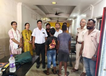 adityapur child labor department-आदित्यपुर में बाल श्रम विभाग ने किया निरीक्षण, चार नाबालिग बच्चों का किया रेस्क्यू, समिति ने बच्चों को परिजनों के हवाले किया
