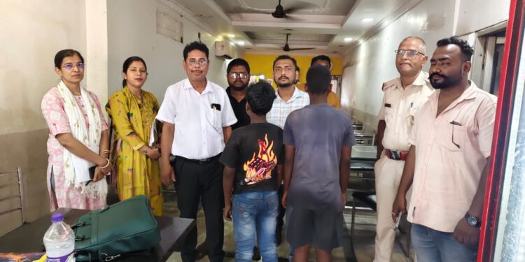 adityapur child labor department-आदित्यपुर में बाल श्रम विभाग ने किया निरीक्षण, चार नाबालिग बच्चों का किया रेस्क्यू, समिति ने बच्चों को परिजनों के हवाले किया