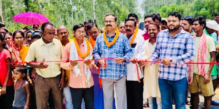 jamshedpur jugsalai mla mangal kalindi- जुगसलाई विधायक मंगल कालिंदी ने किया सातगुडूंम नदी पर पुल का उद्घाटन, कहा-हेमंत सरकार घोषणा नहीं धरातल पर विकास दिखाती है, देखिए video jamshedpur jugsalai mla mangal kalindi- जुगसलाई विधायक मंगल कालिंदी ने किया सातगुडूंम नदी पर पुल का उद्घाटन, कहा-हेमंत सरकार घोषणा नहीं धरातल पर विकास दिखाती है, देखिए video