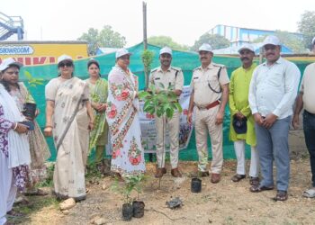 jamshedpur astitva- विश्व पर्यावरण दिवस पर अस्तित्व संस्था ने टेल्को व बर्मामाइंस थाना परिसर में लगाए सैकड़ों पौधे, पर्यावरण संरक्षण के प्रति लोगों को किया जागरूक