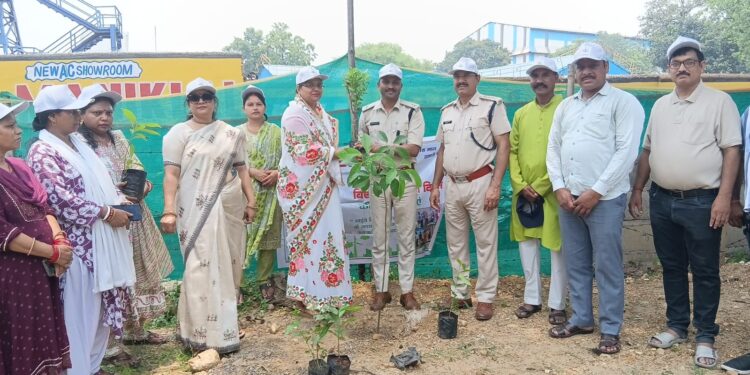 jamshedpur astitva- विश्व पर्यावरण दिवस पर अस्तित्व संस्था ने टेल्को व बर्मामाइंस थाना परिसर में लगाए सैकड़ों पौधे, पर्यावरण संरक्षण के प्रति लोगों को किया जागरूक