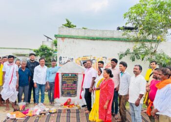 west singhbhum ckp mla- इटीहांसा अपग्रेड हाई स्कूल में 30 लाख की लागत से बनने वाली चाहरदिवारी का विधायक सुखराम उरांव ने किया शिलान्यास, विद्यालय की सुरक्षा एवं विकास को मिलेगी मजबूती west singhbhum ckp mla- इटीहांसा अपग्रेड हाई स्कूल में 30 लाख की लागत से बनने वाली चाहरदिवारी का विधायक सुखराम उरांव ने किया शिलान्यास, विद्यालय की सुरक्षा एवं विकास को मिलेगी मजबूती